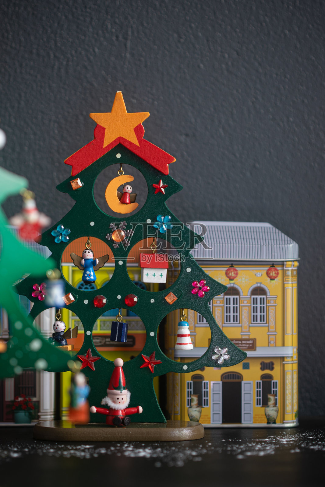圣诞树木制玩具装饰在灰色的背景上。照片摄影图片