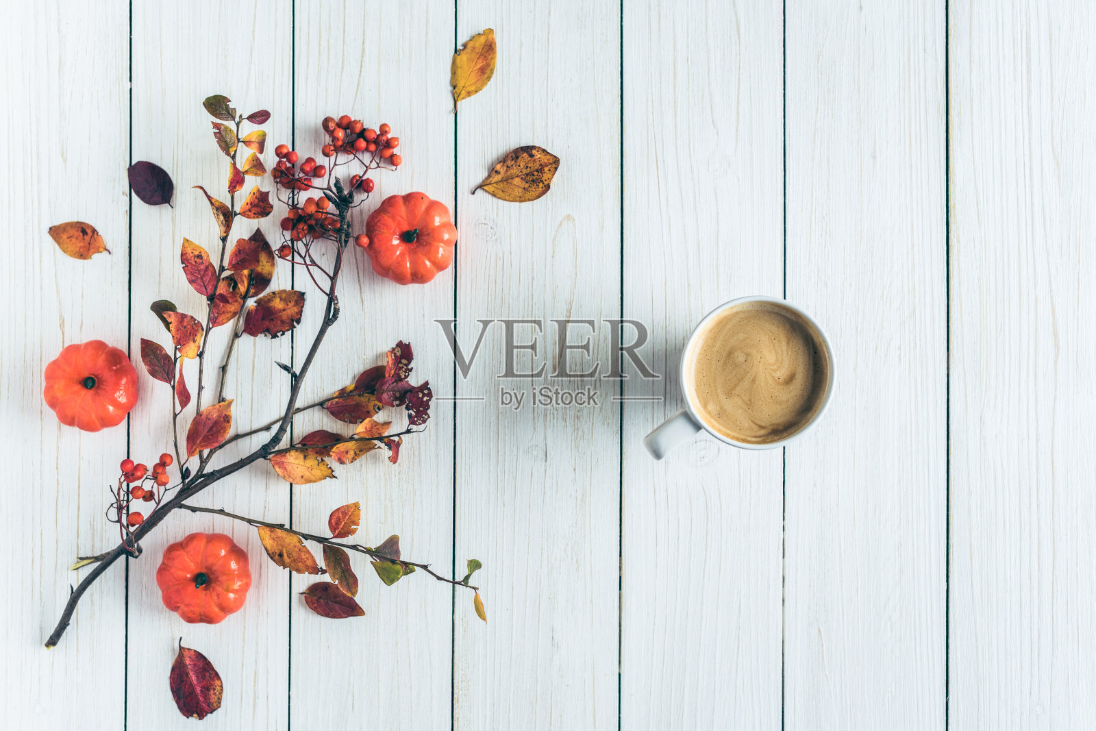 咖啡杯，树叶，小南瓜和花在白色复古木板的背景。秋天,秋天的概念。平躺，俯视图。照片摄影图片