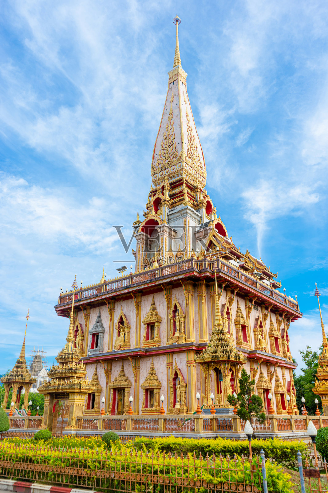 在泰国普吉市的Wat Cha long佛教寺庙。照片摄影图片
