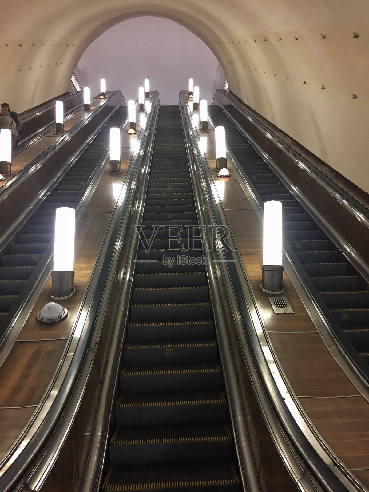 地铁站有灯的自动扶梯照片摄影图片