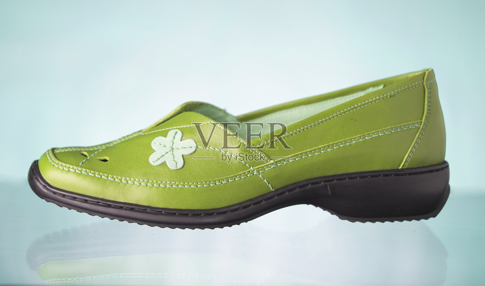 女性绿色皮鞋上白色背景，孤立产品。照片摄影图片