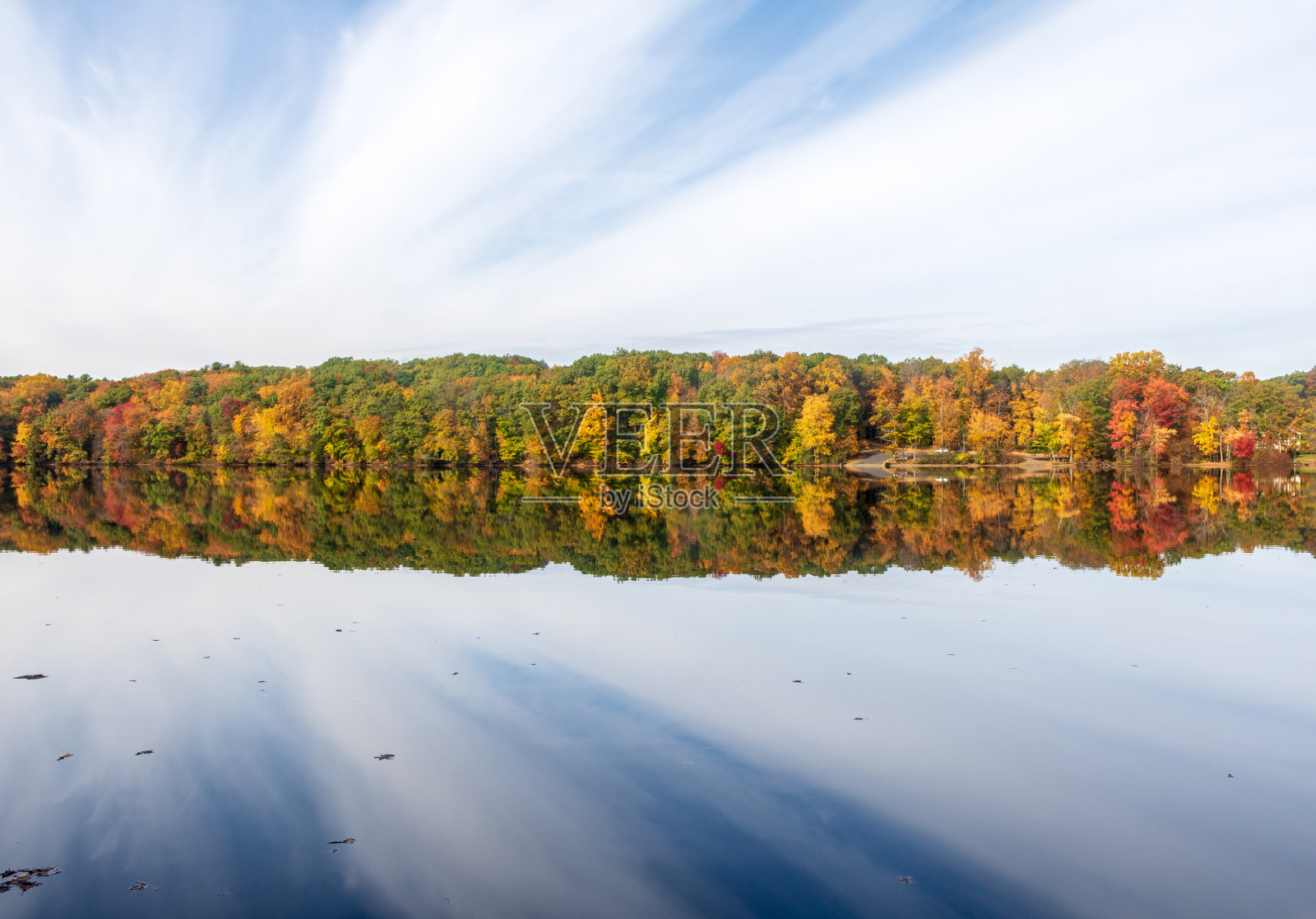 明亮的秋色倒映在湖面上照片摄影图片