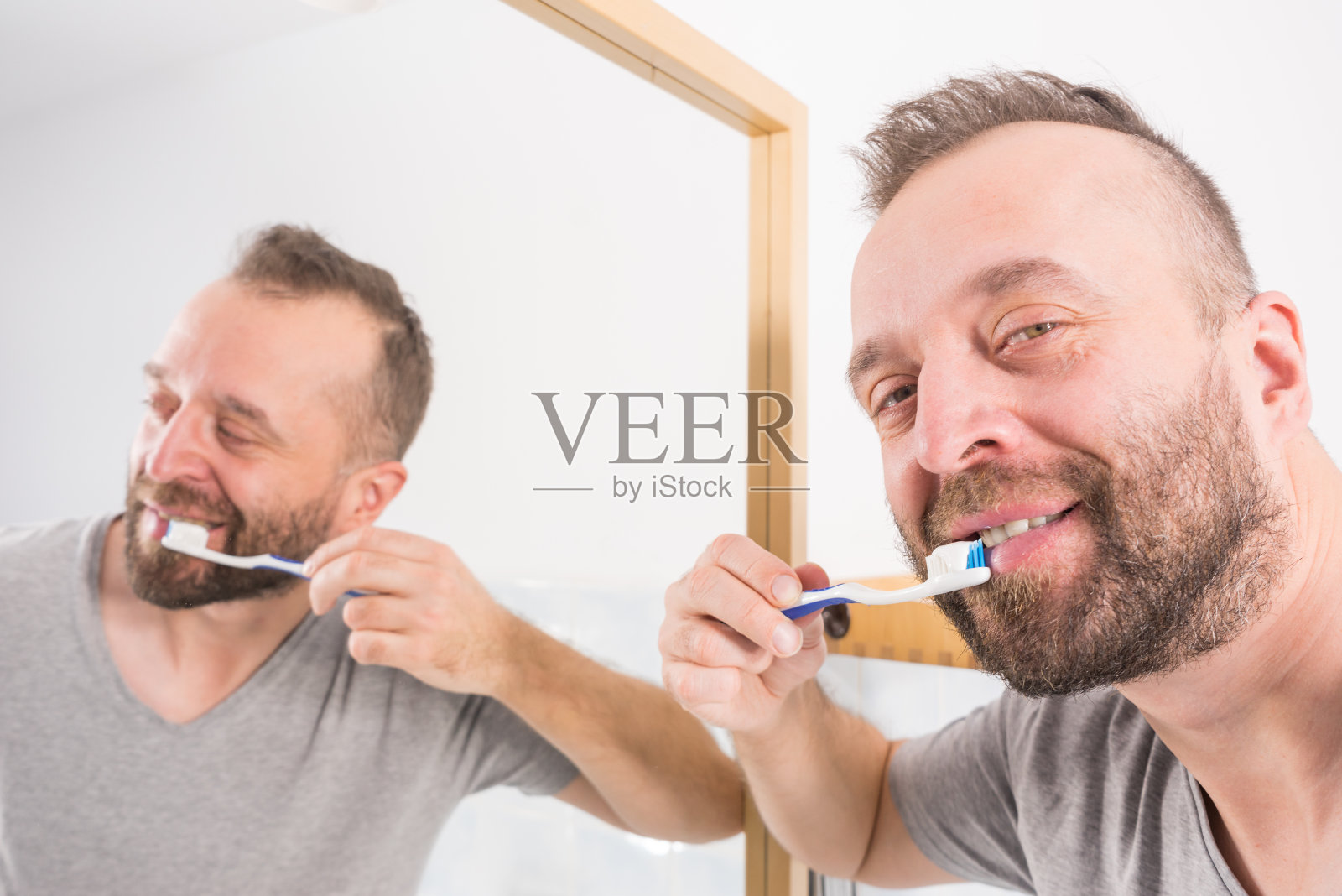 一个男人在浴室里刷牙照片摄影图片
