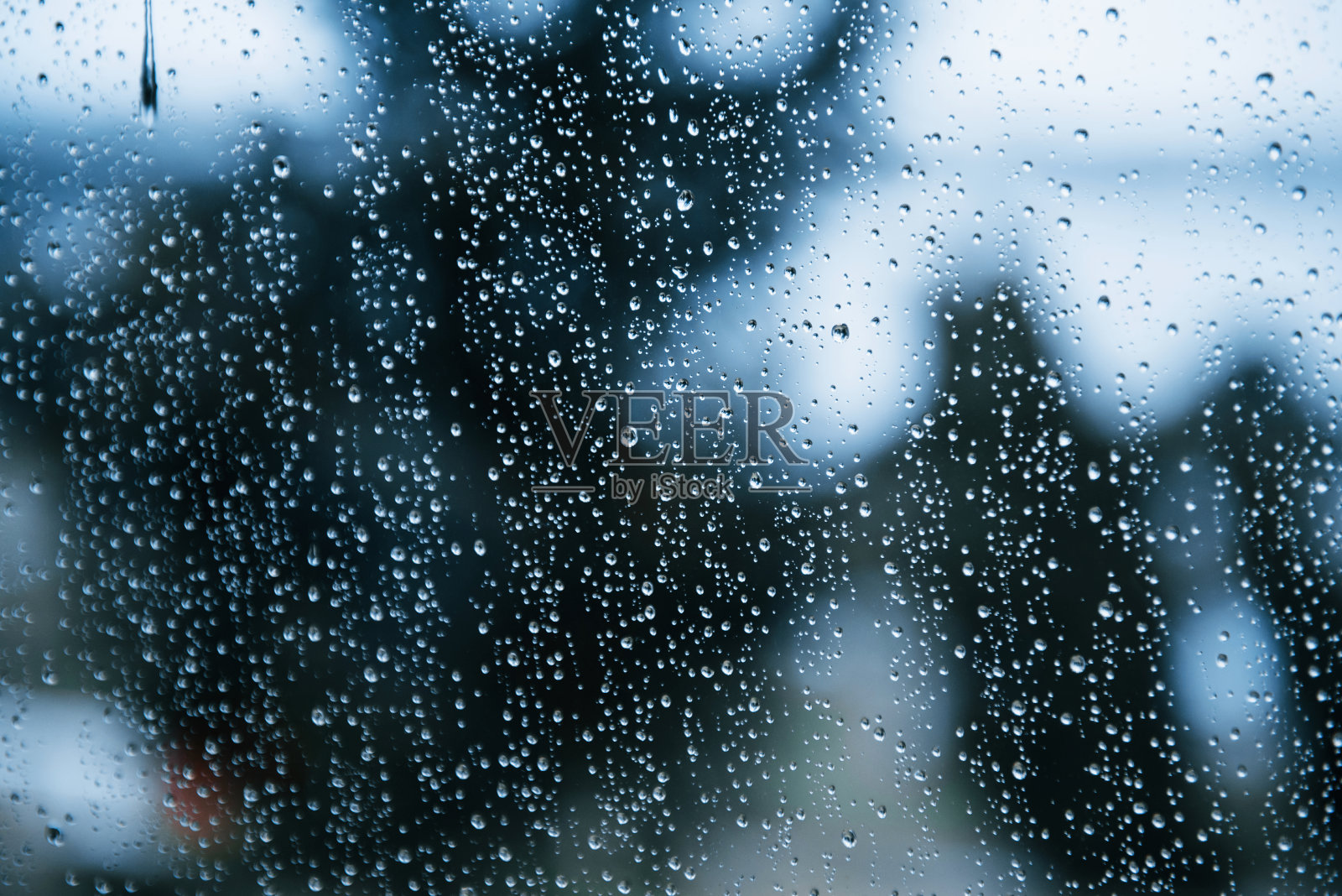 水滴在干净的玻璃上。窗户和雨天。关闭视图照片摄影图片