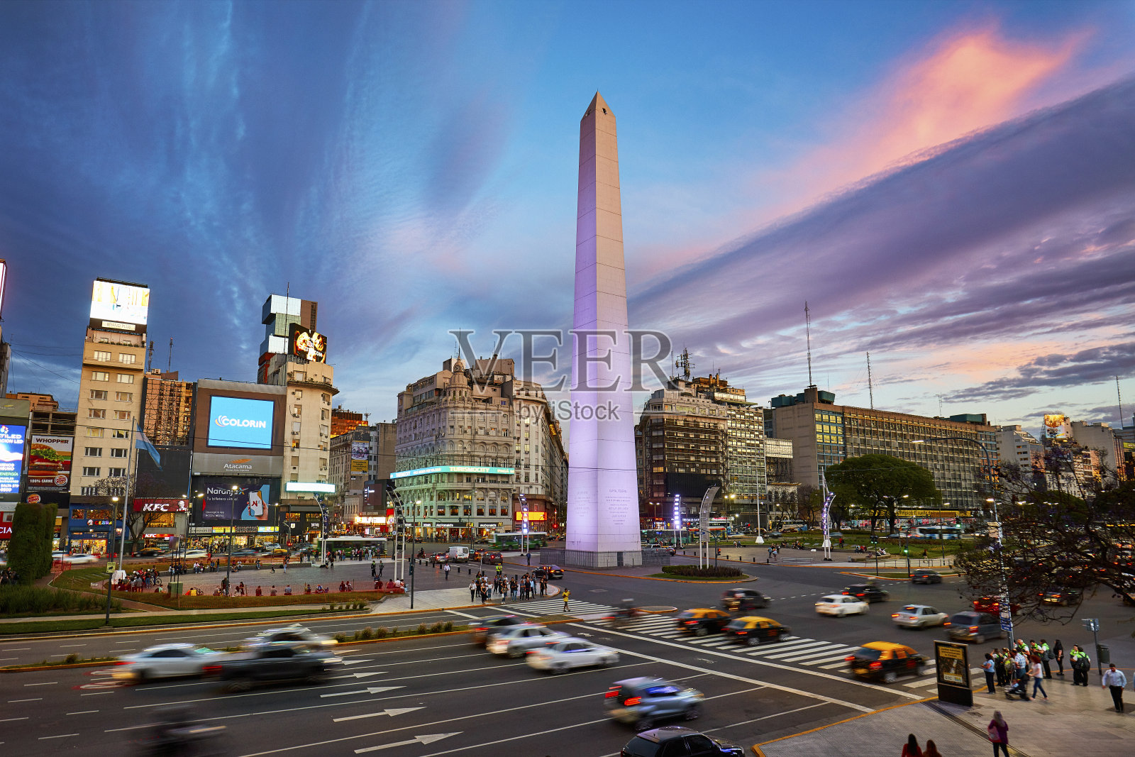 布宜诺斯艾利斯，日落时分，9号大道的方尖碑照片摄影图片