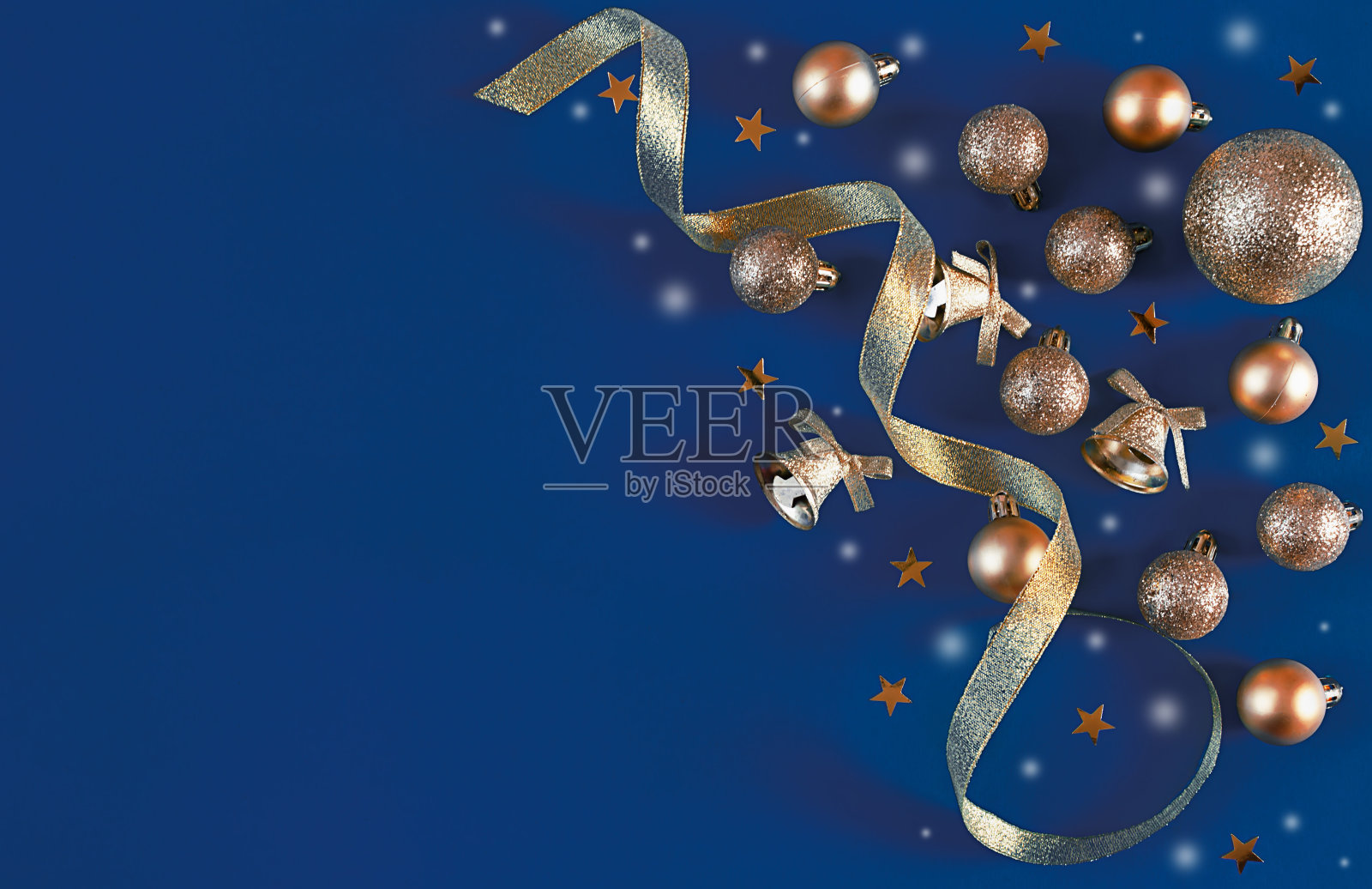 蓝色背景上有金色装饰的圣诞横幅。贺卡。新年快乐。照片摄影图片