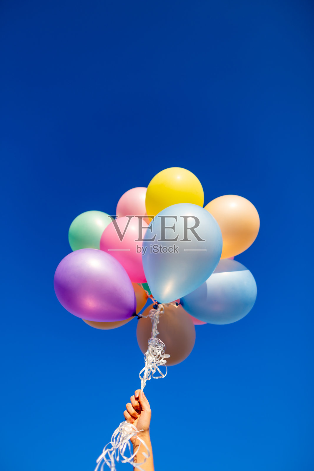 复古心形气球与五彩缤纷的蓝天概念爱情在夏天和情人节，婚礼蜜月-影像照片摄影图片