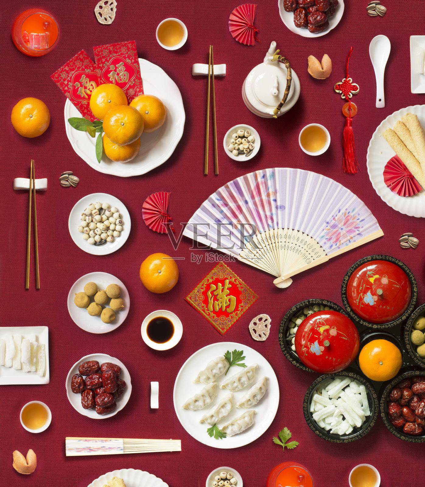 中国新年食物和饮料的一大群物体上的红色背景。照片摄影图片