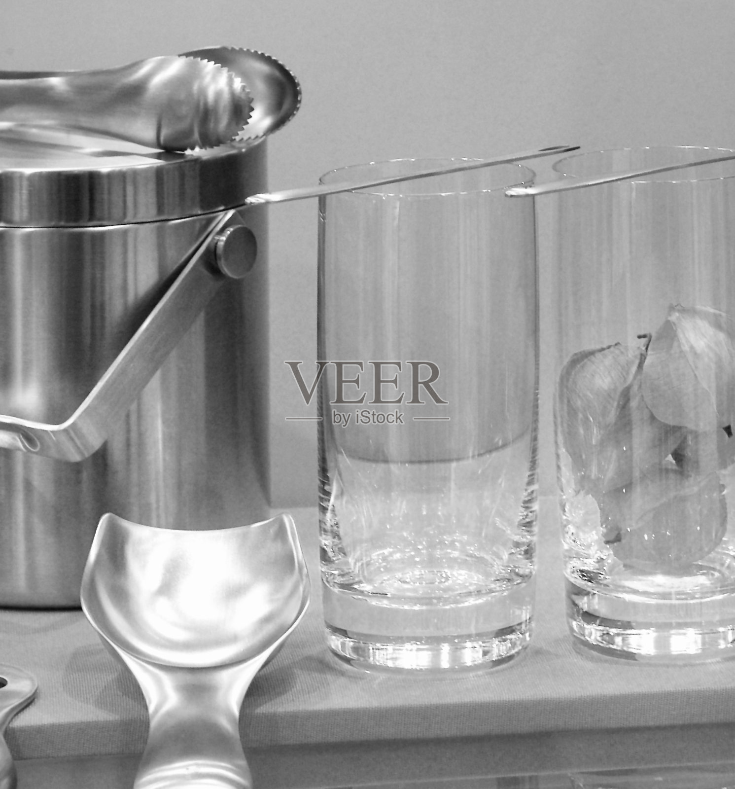 灰色背景上的空碗、盘子、杯子和玻璃杯照片摄影图片