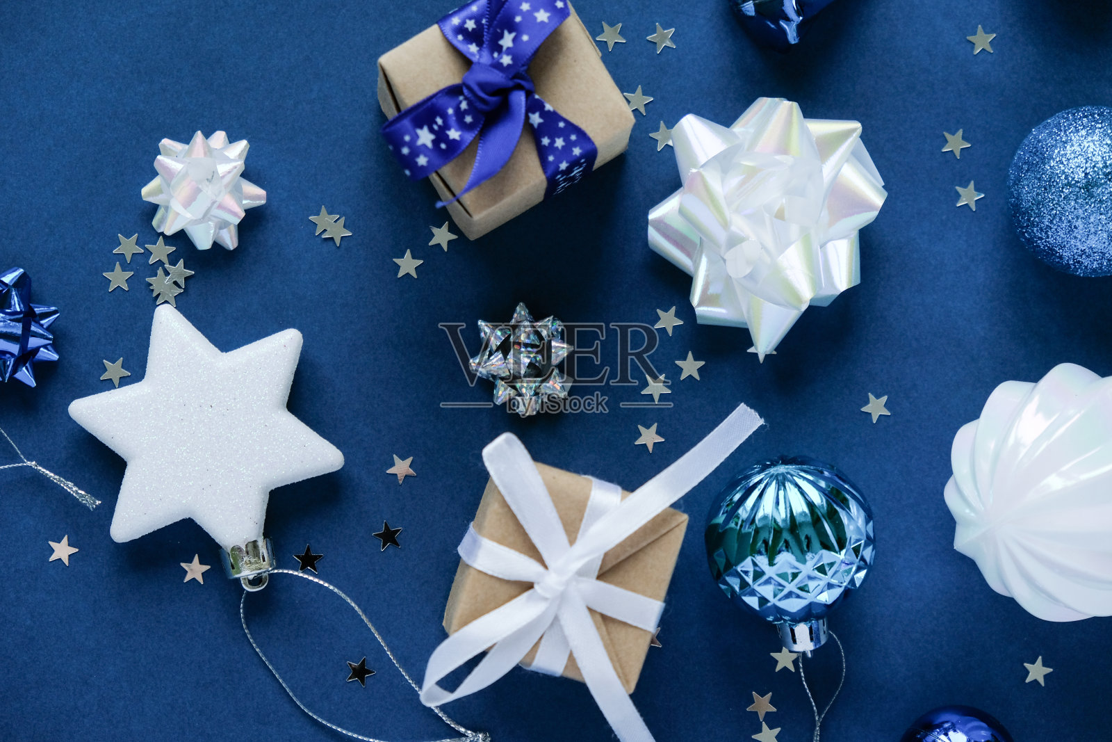 圣诞背景与装饰和礼物盒在深蓝色的背景照片摄影图片