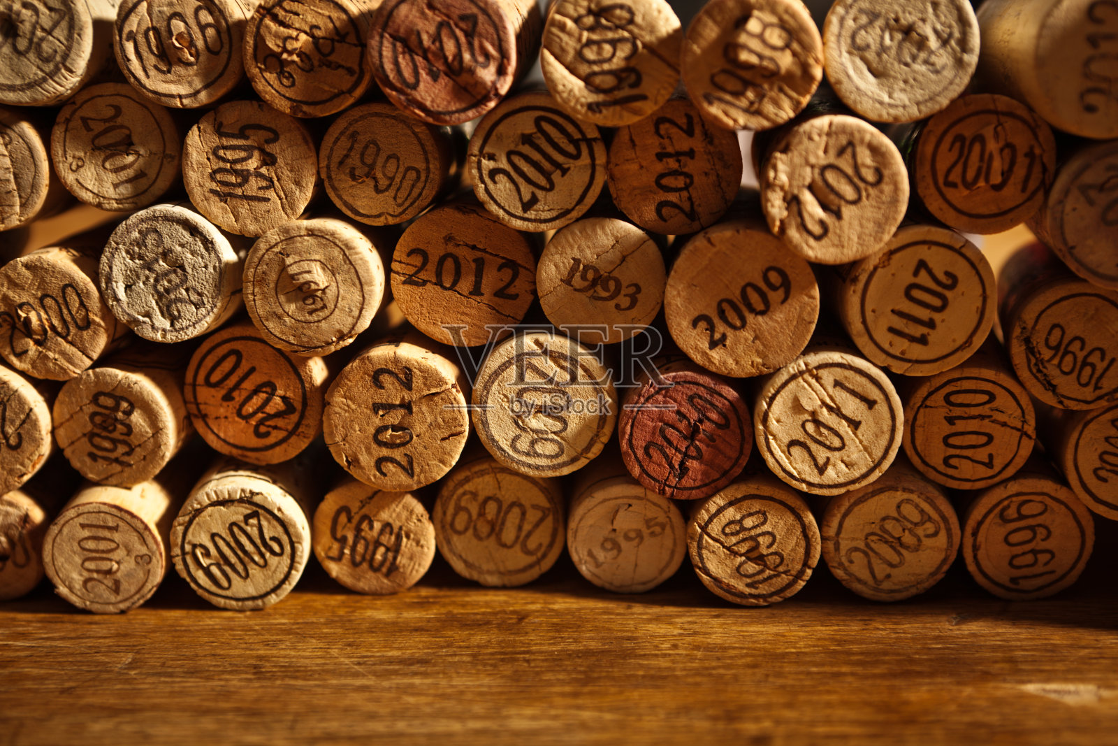 葡萄酒软木塞在乡村木材背景照片摄影图片