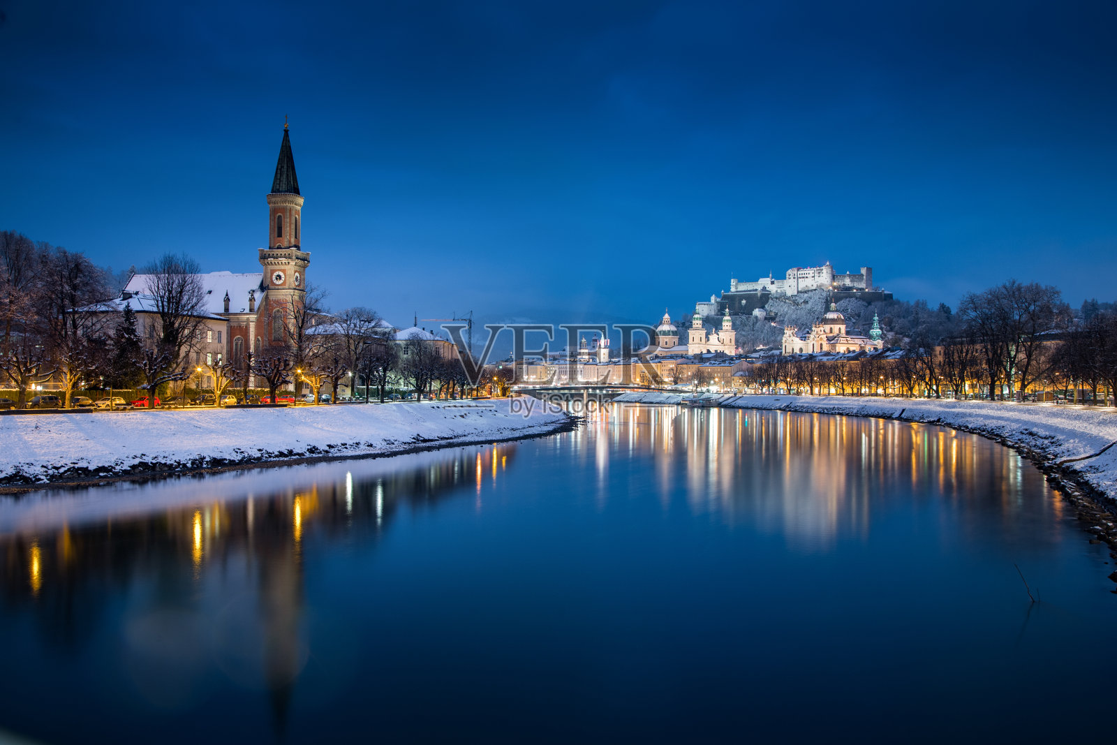 奥地利冬季黄昏时的萨尔茨堡古城照片摄影图片