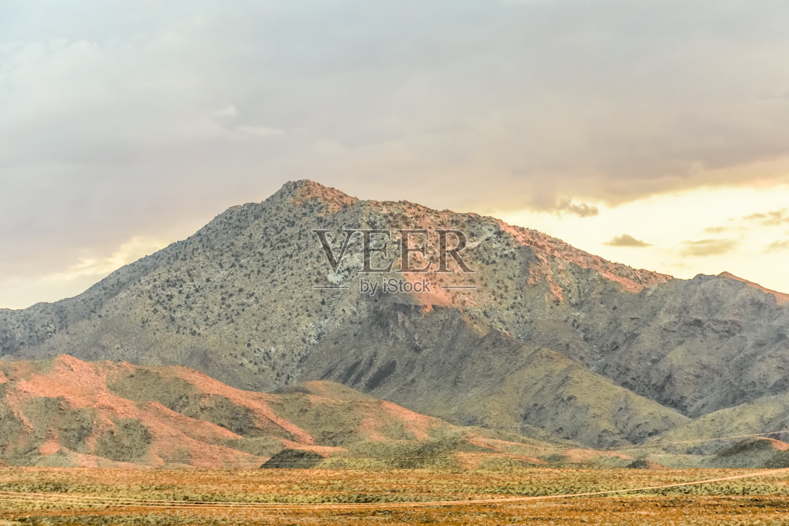 多山的沙漠日落景观，莫哈韦沙漠，美国加利福尼亚州照片摄影图片