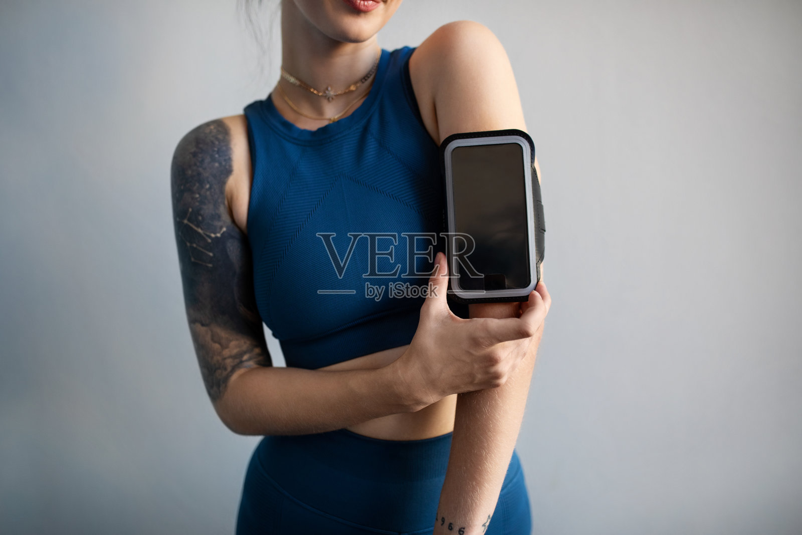 智能手机附在女性臂章上照片摄影图片