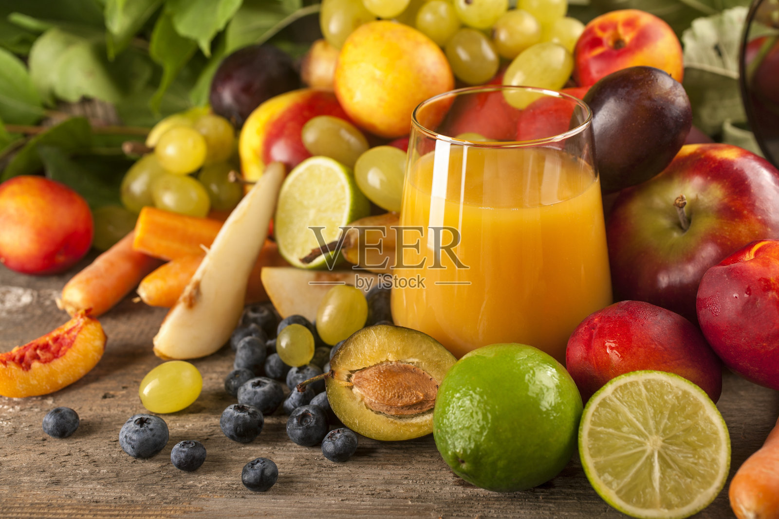 健康的有机新鲜多种维生素果汁照片摄影图片