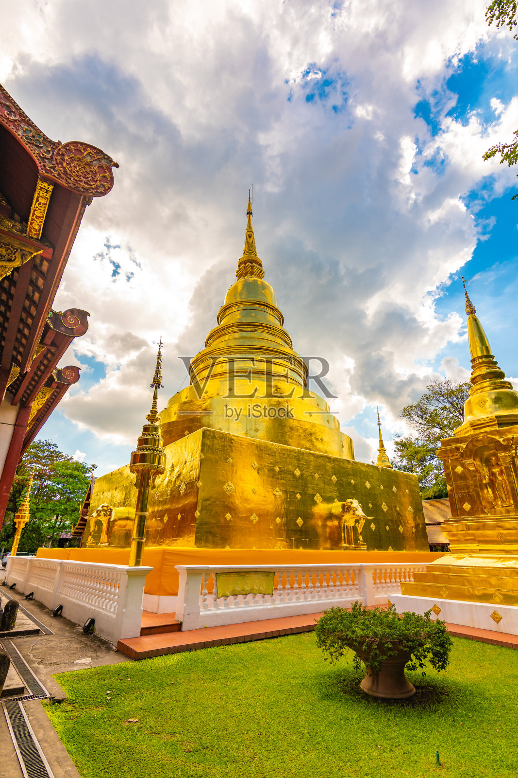 泰国清迈，美丽的佛寺和金塔佛塔。象征着佛教和古代的灵性。著名的旅游胜地。夏天的天气。照片摄影图片