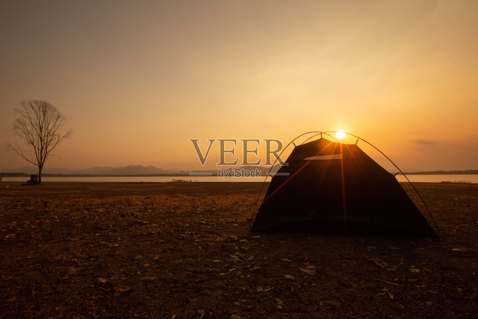 日落时分的帐篷露营。照片摄影图片