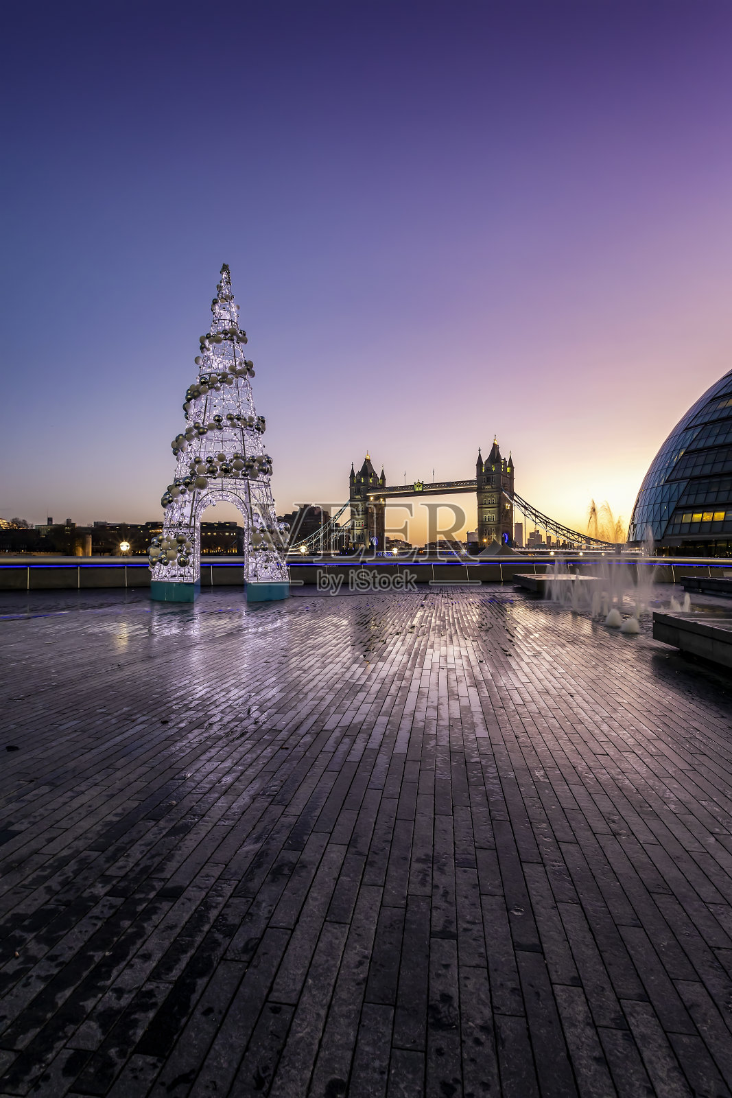 英国标志性的塔桥前的圣诞树照片摄影图片
