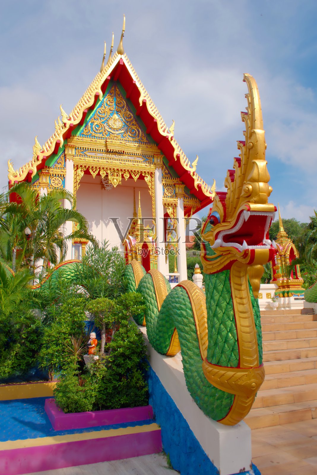 泰国普吉岛卡隆省苏旺基里吉寺(Wat Suwankiriket)学校寺庙一座佛教教堂前的那迦蛇。照片摄影图片