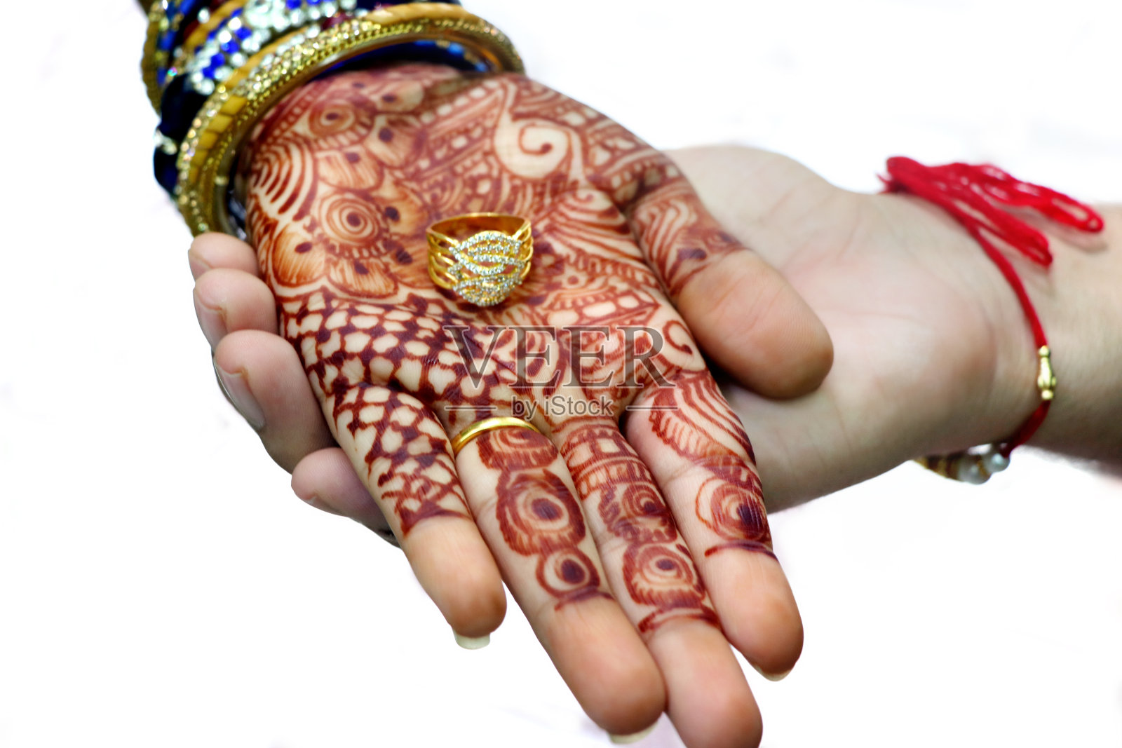 在印度的婚礼仪式上，印度新娘和新郎手握戒指照片摄影图片