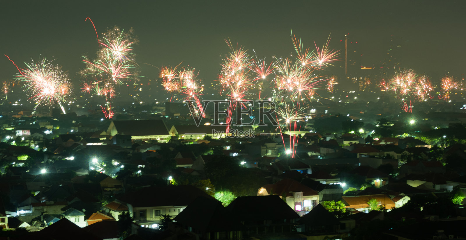 2020年，印度尼西亚东爪哇泗水的除夕烟火照片摄影图片