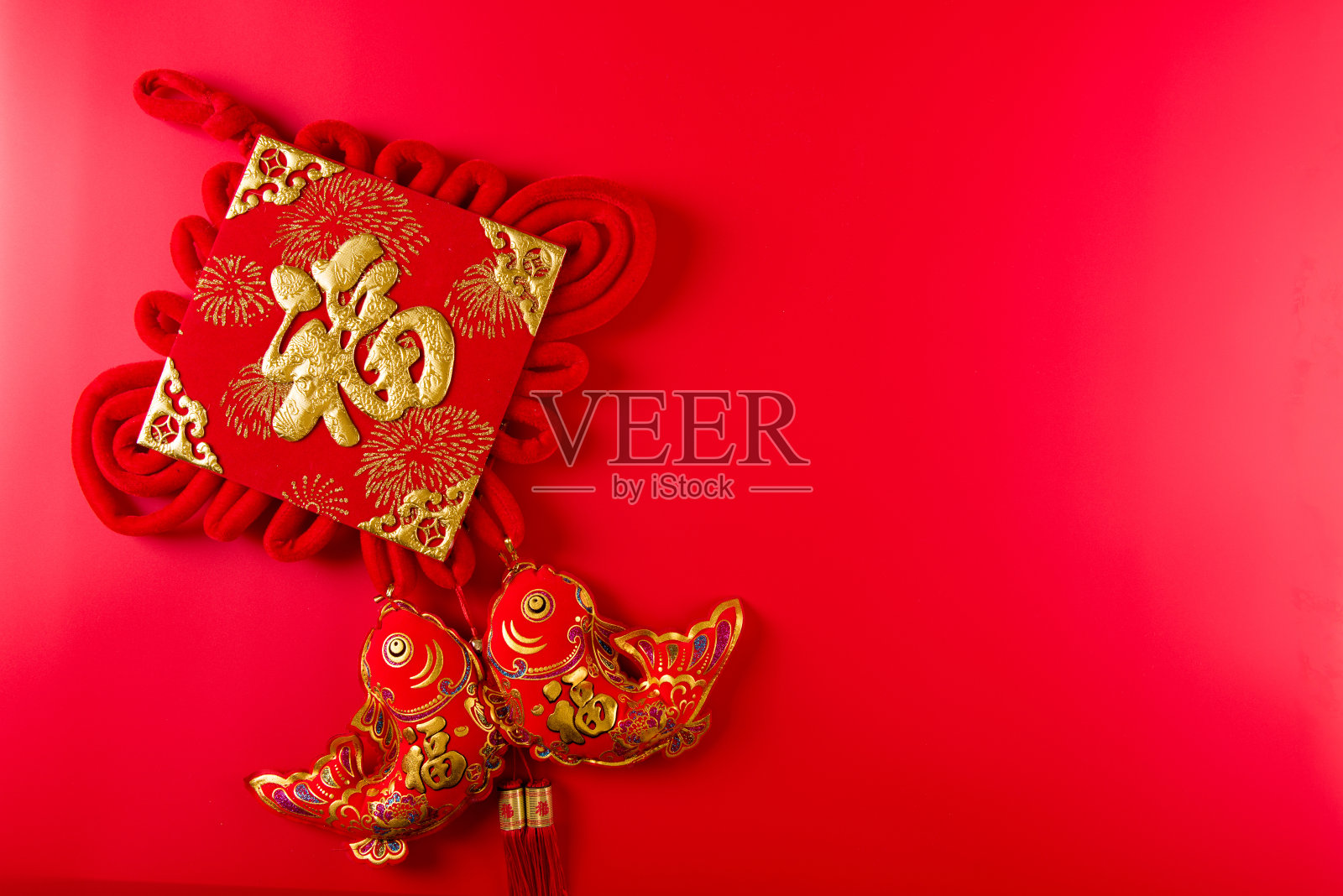 红色背景上的中国结照片摄影图片