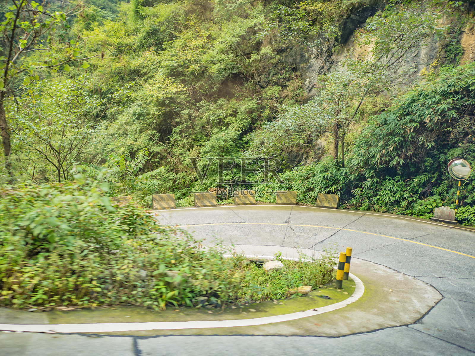 从张家界市天门山国家公园天门山天门洞出发的通天路公交车上的陡峭曲线照片摄影图片