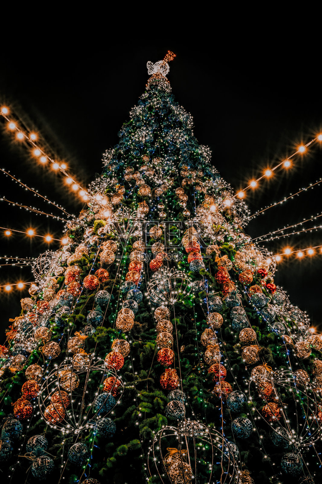 五彩缤纷的圣诞节市场。圣诞树和人们庆祝照片摄影图片