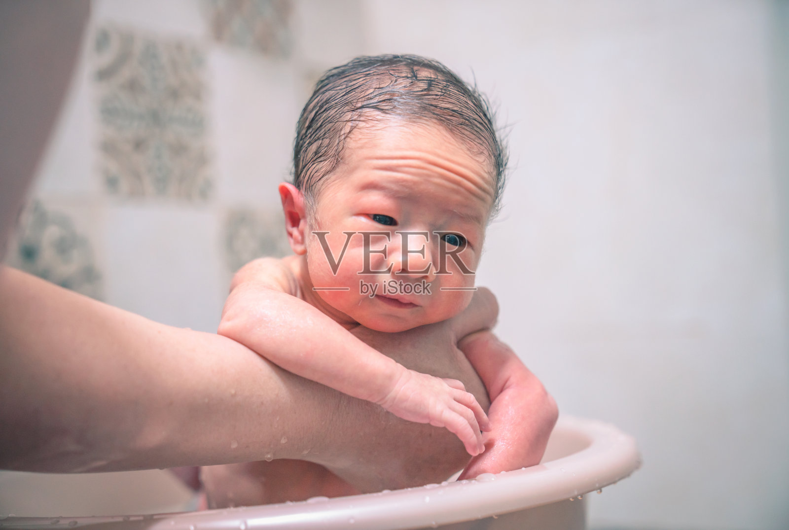 可爱的亚洲新生女婴在洗澡照片摄影图片