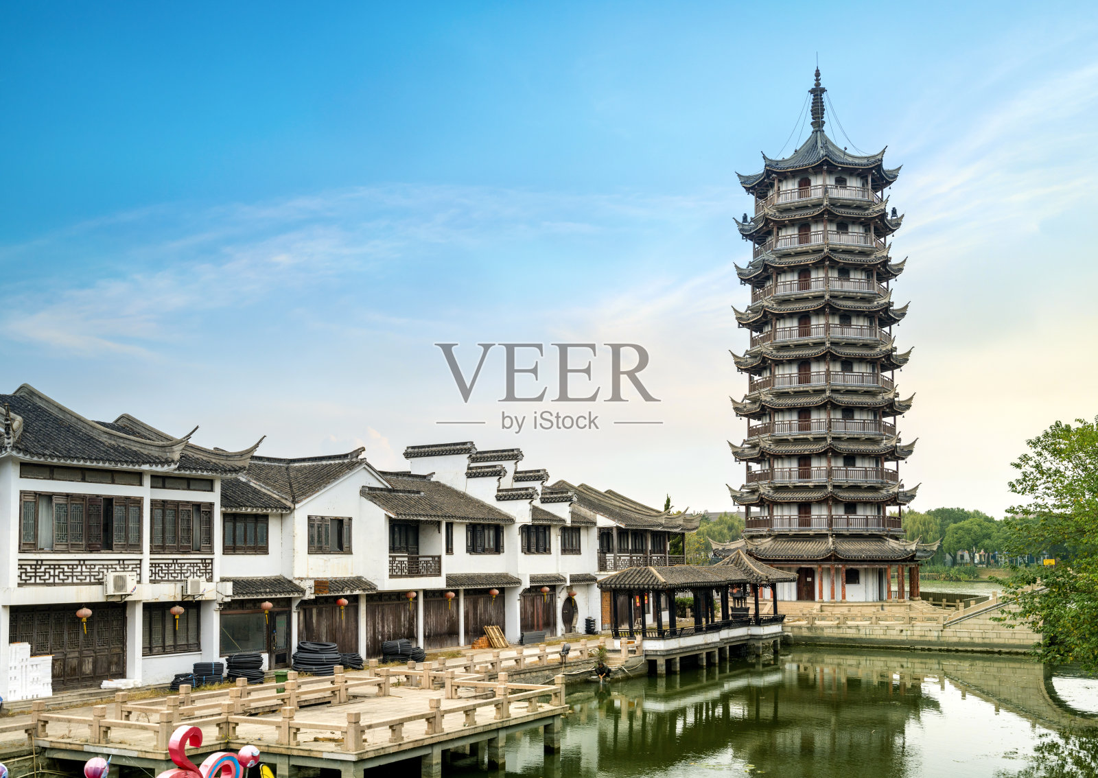 中国苏州周庄运河上的古镇和宝塔照片摄影图片