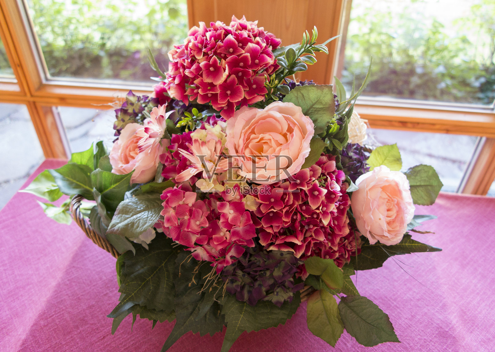 美丽的花束与人造玫瑰和绣球花照片摄影图片