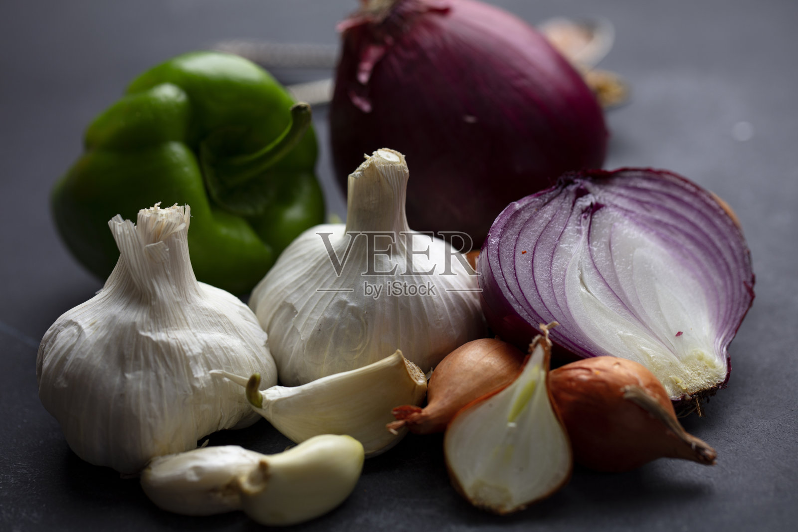 新鲜食物材料。大蒜，紫洋葱，胡椒，青葱照片摄影图片