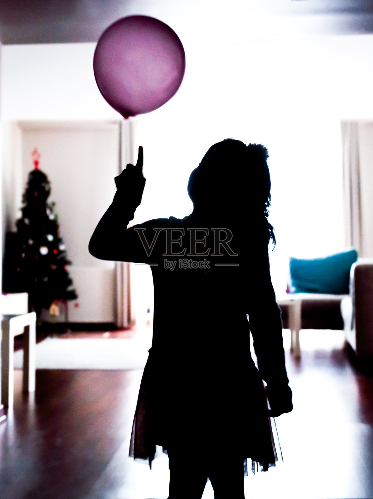 小女孩玩气球的剪影照片摄影图片
