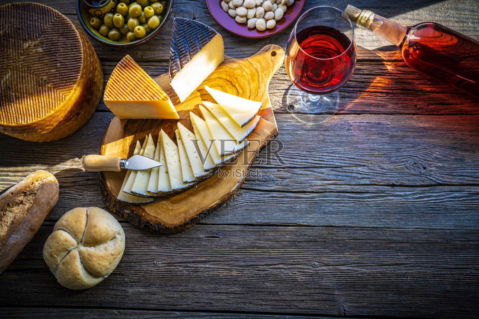西班牙小吃，奶酪，葡萄酒，泡菜，坚果照片摄影图片