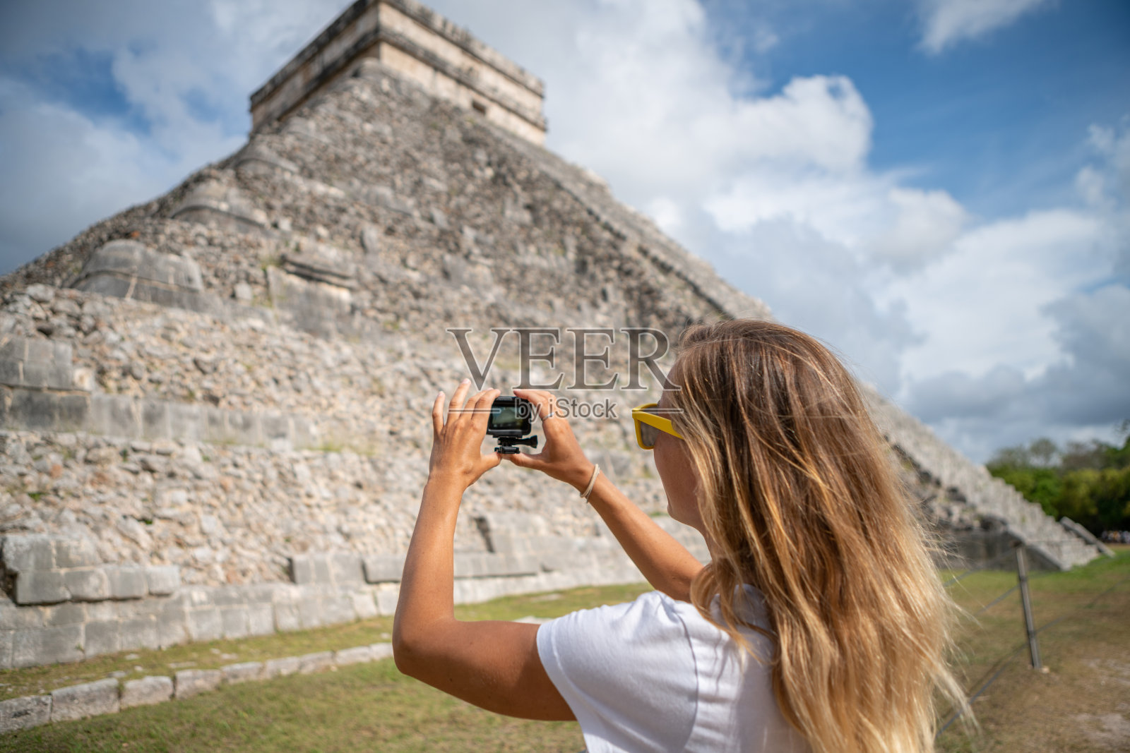 一名年轻的女游客在墨西哥拍摄玛雅古神庙的照片照片摄影图片