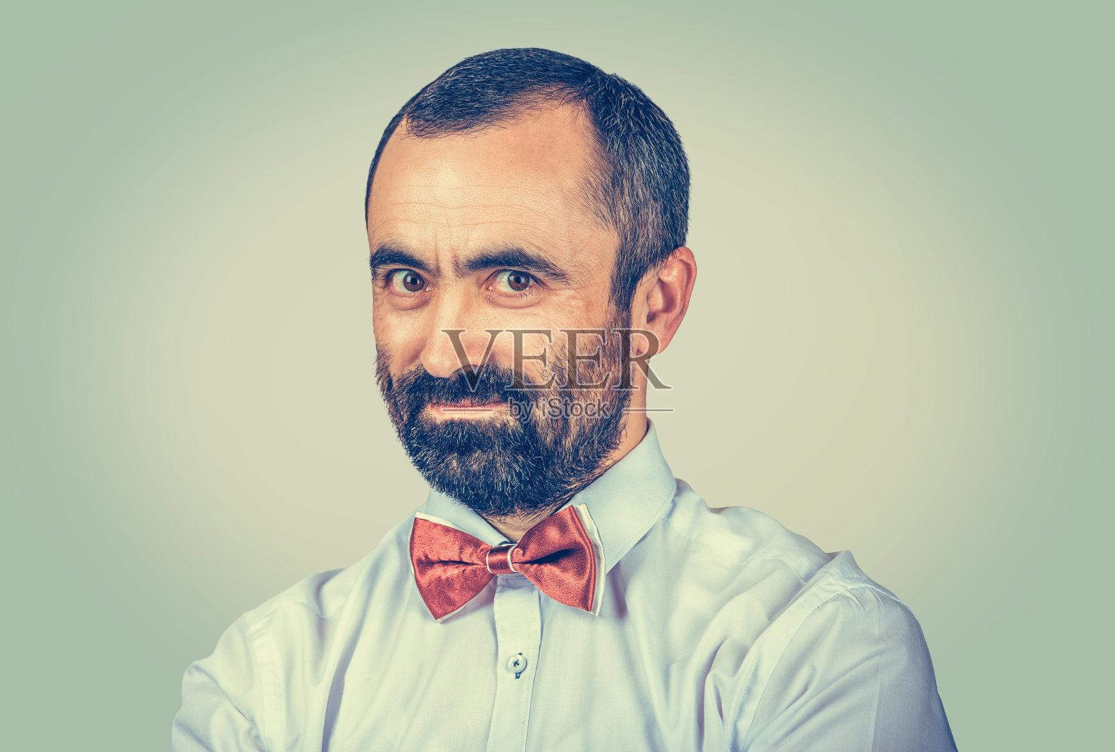 肖像胡子男子看着你的相机孤立在浅绿色黄色的背景照片摄影图片