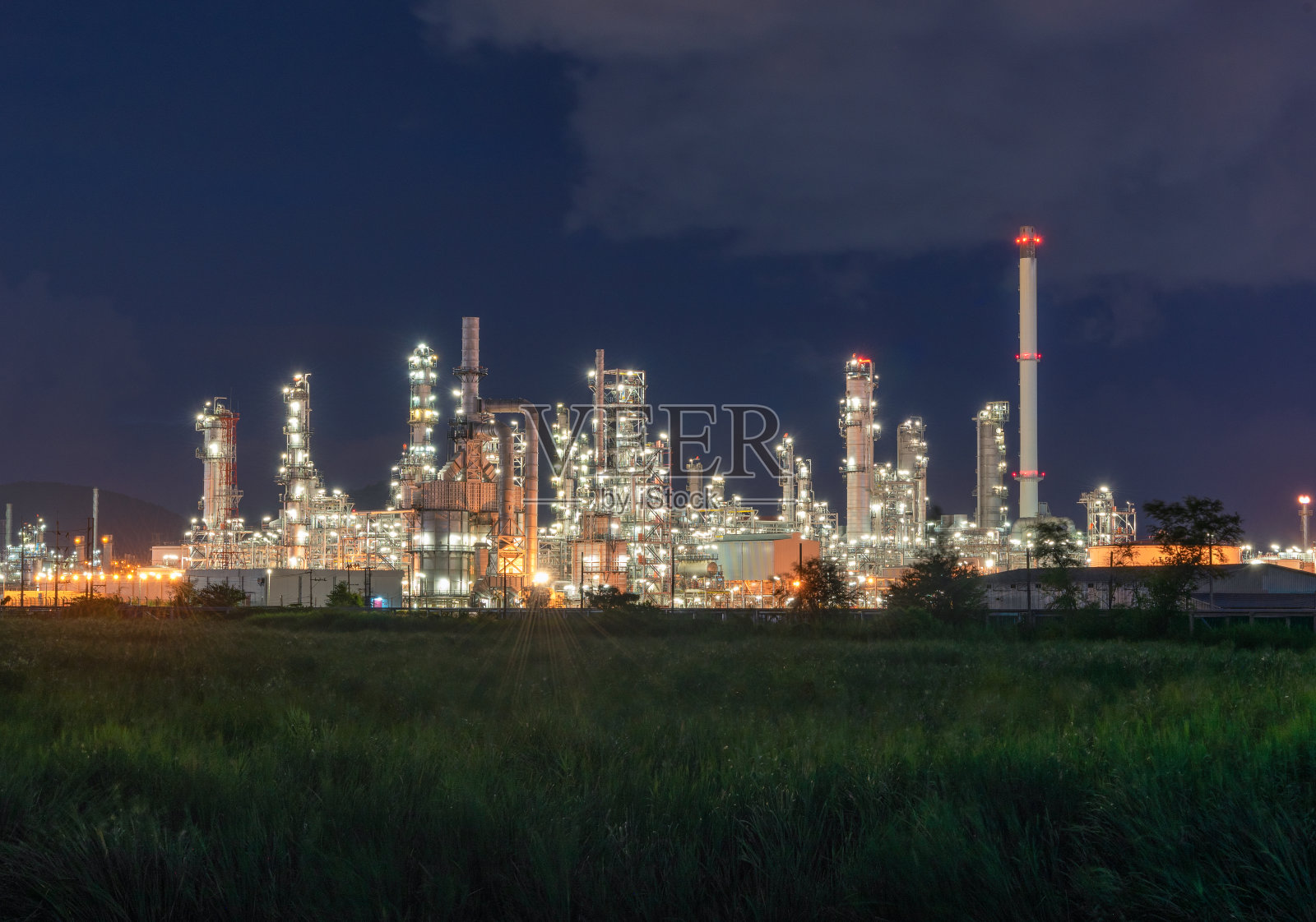 石油和天然气炼油制造工厂景观。、石化或化学蒸馏过程建筑。日落时分的电力和能源工业工厂。石油、工程。照片摄影图片