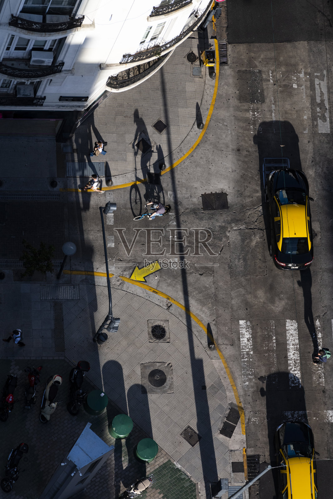 高角度的人骑着自行车穿过十字路口的长影子在黄昏照片摄影图片