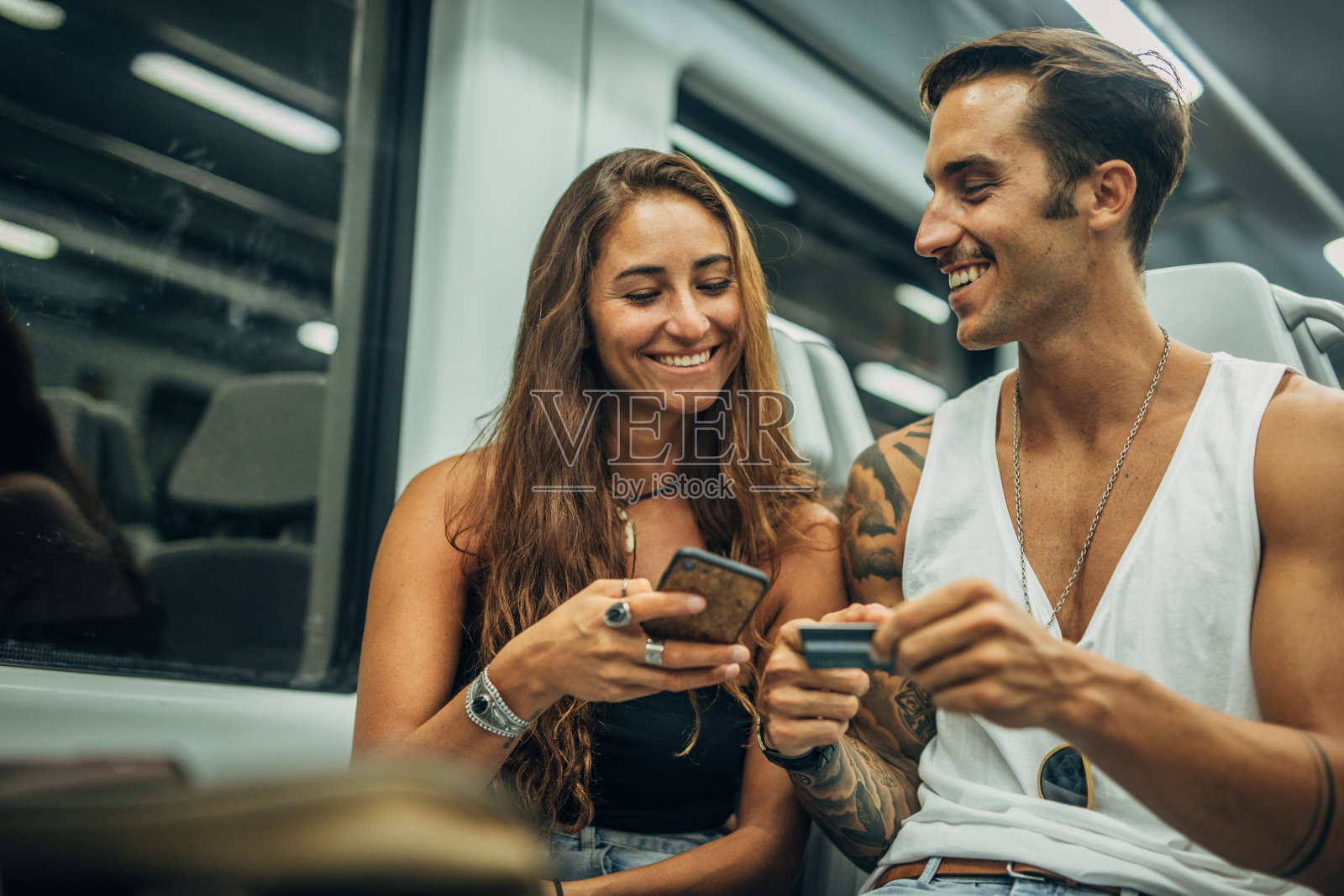 一起坐地铁的现代情侣照片摄影图片