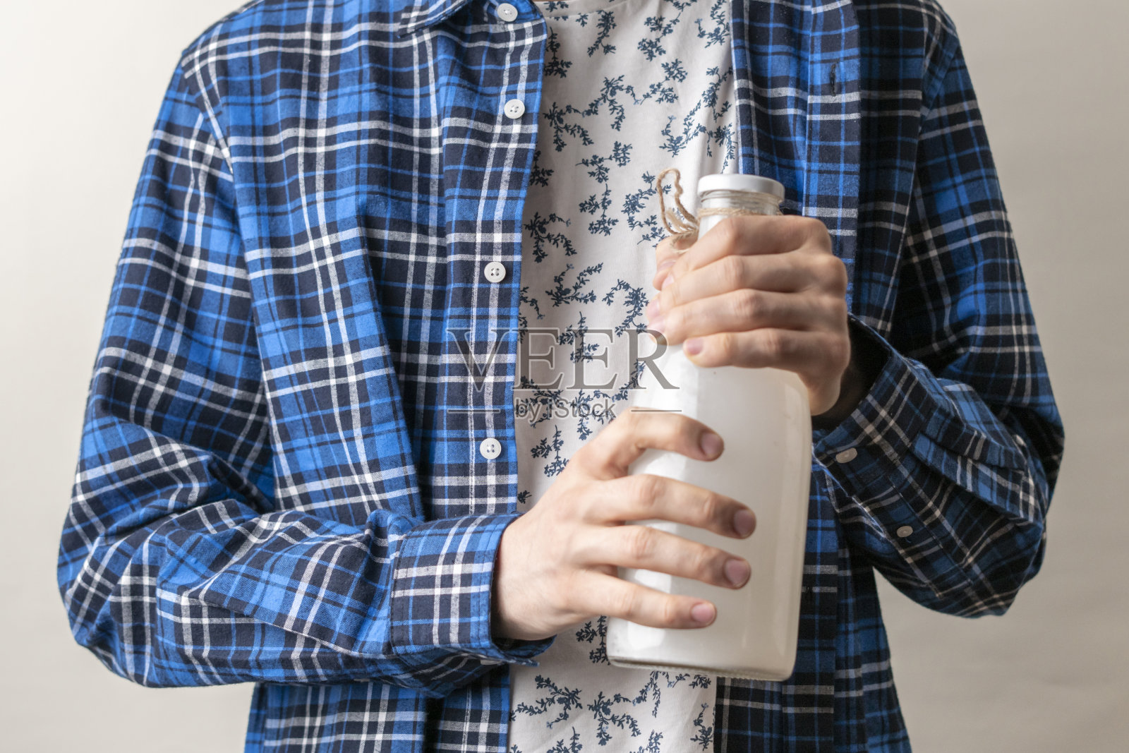一个人拿着一瓶新鲜的坚果杏仁牛奶为素食生态食品照片摄影图片