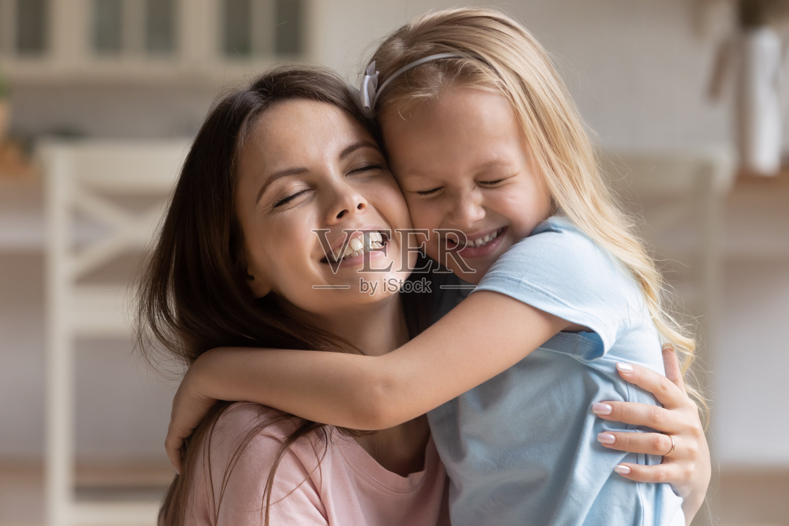特写镜头，美丽的女儿拥抱年轻的母亲照片摄影图片