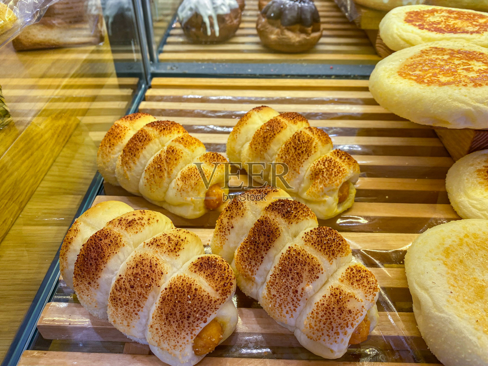 美味的香肠面包在面包店橱窗出售照片摄影图片