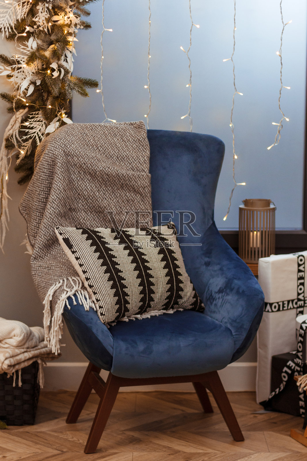 有圣诞装饰的蓝色椅子照片摄影图片