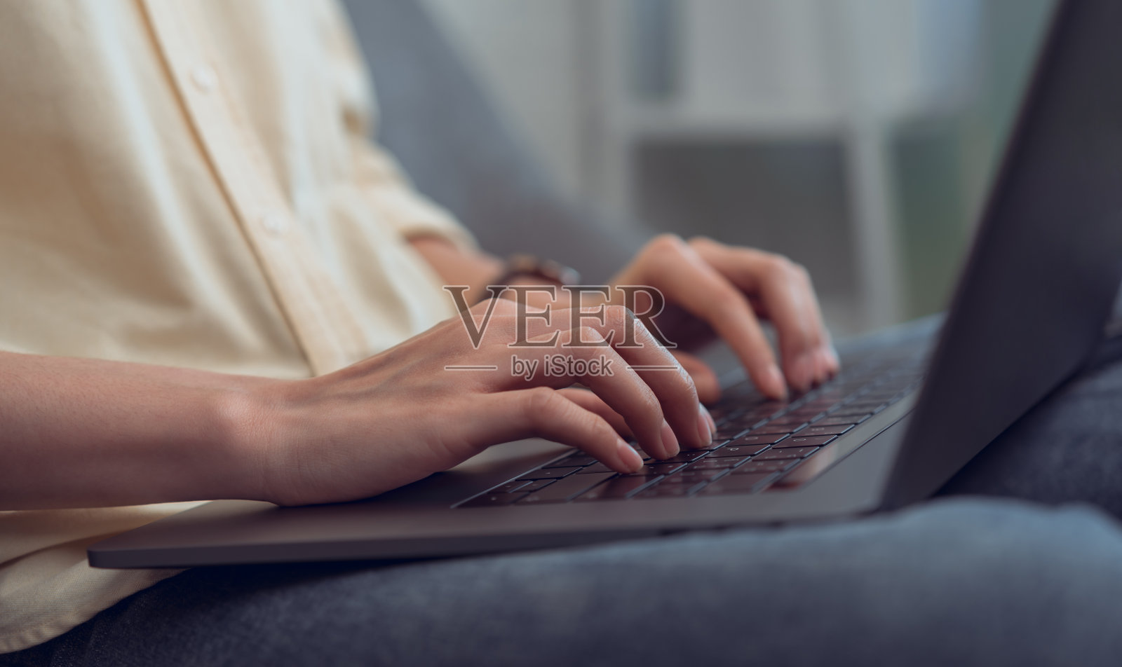 女人用手按键盘上的笔记本电脑，写博客。照片摄影图片
