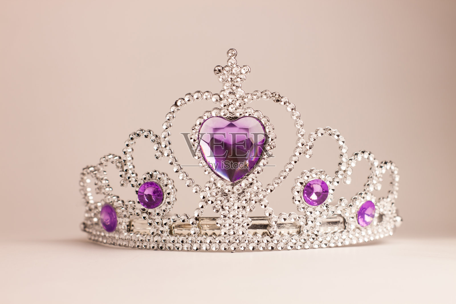 银色皇冠与紫罗兰心钻石孤立在光背景。紫色水晶头巾。小皇冠小姐。照片摄影图片