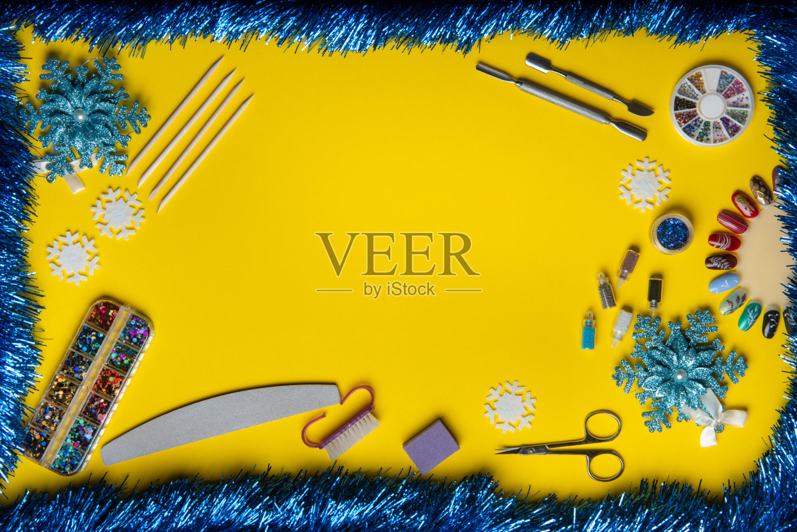 俯视图美甲和足疗设备在一个黄色的圣诞背景与金丝照片摄影图片