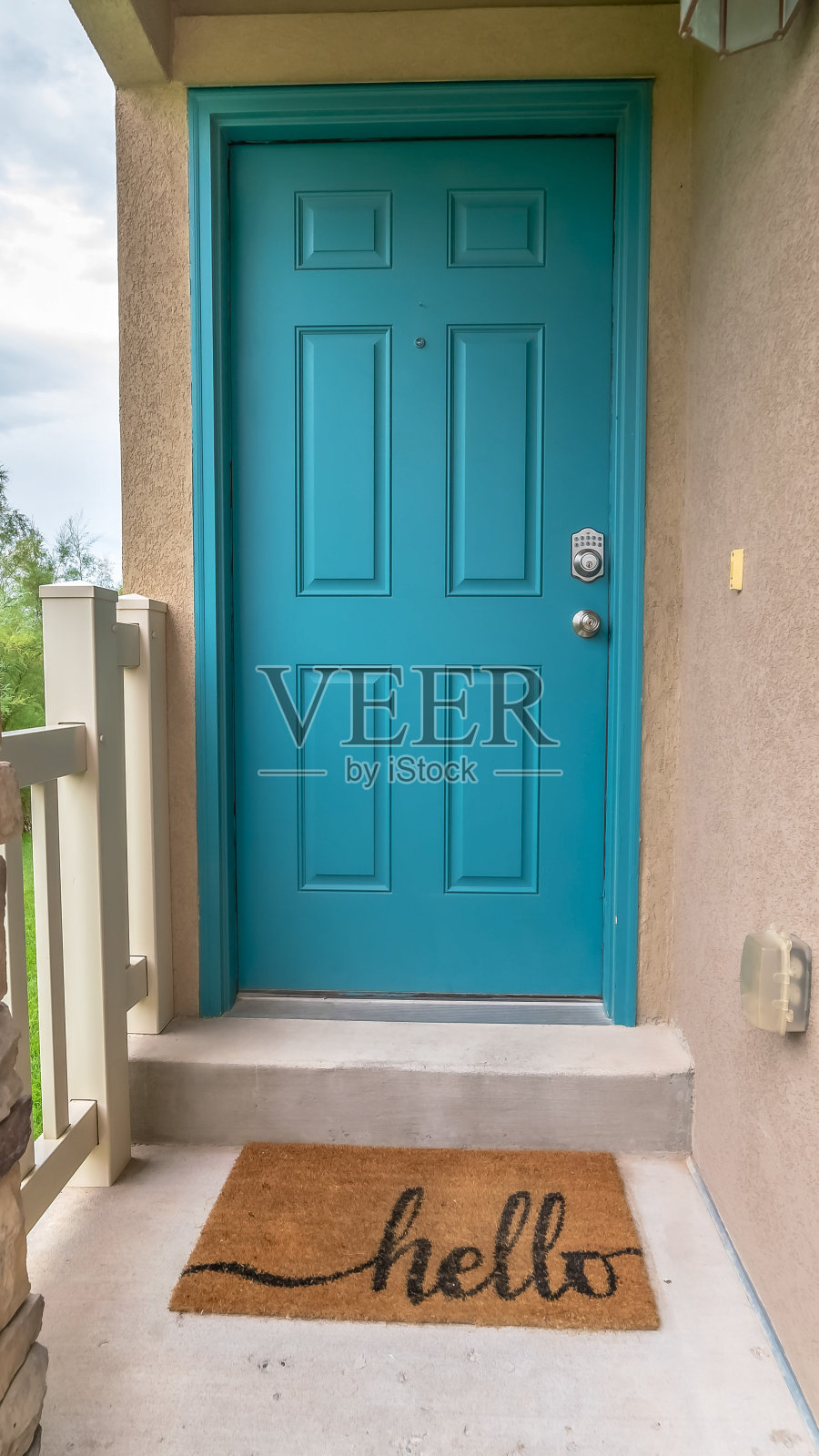 住宅入口的垂直框架，蓝色绿色的前门和混凝土外墙照片摄影图片
