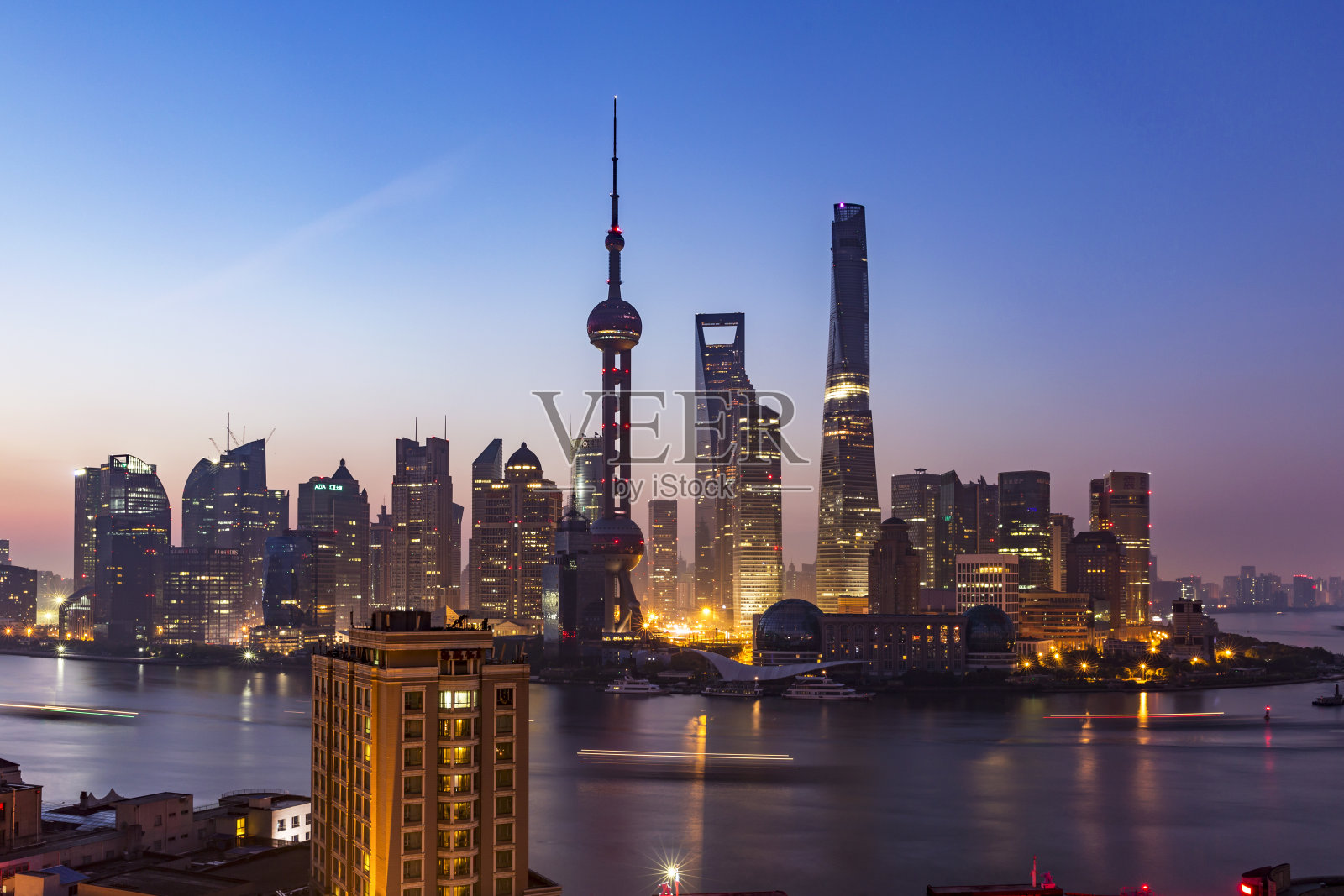 日出时分的上海天际线照片摄影图片