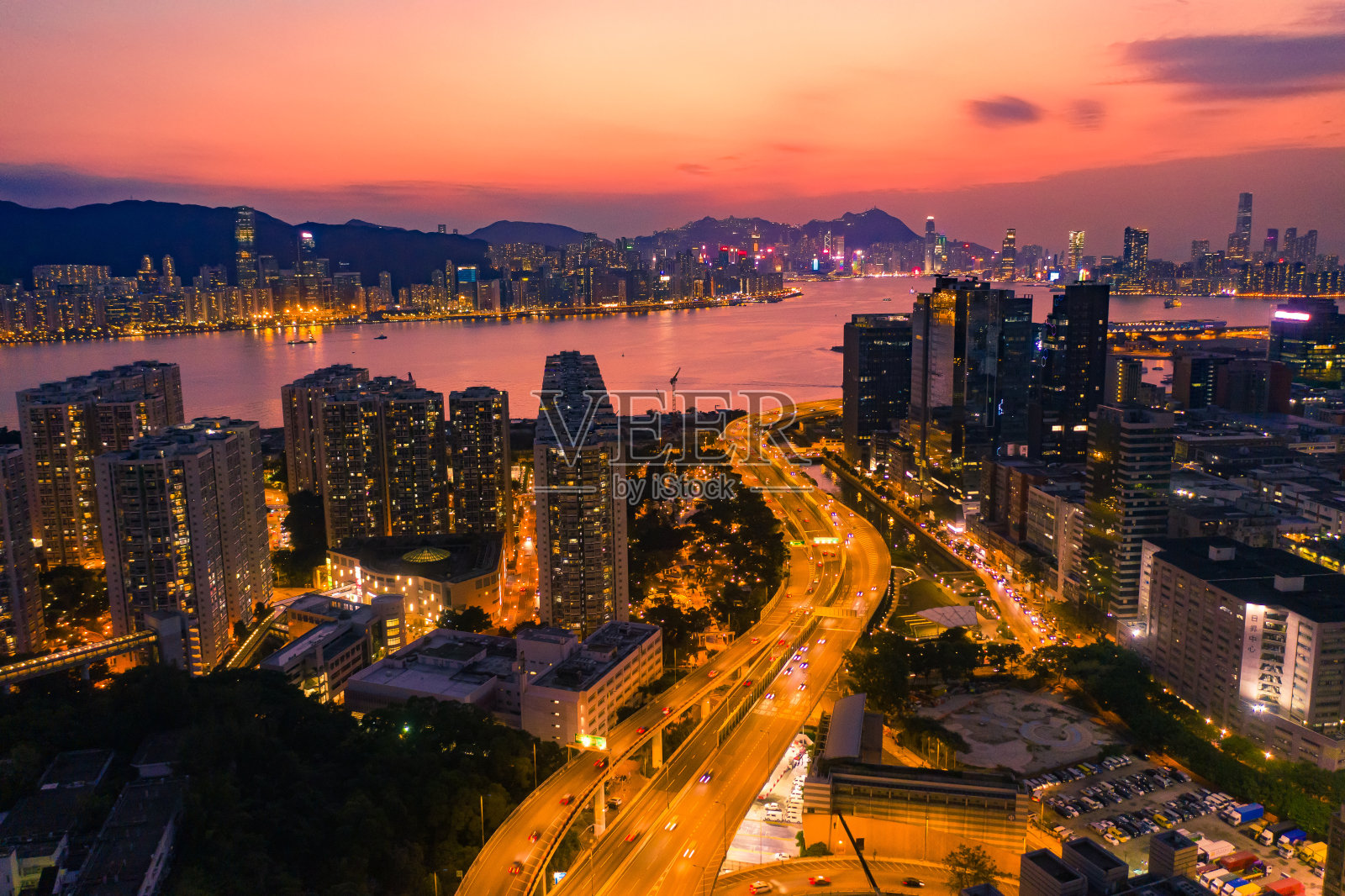 驱车观景的九龙，香港在日落照片摄影图片