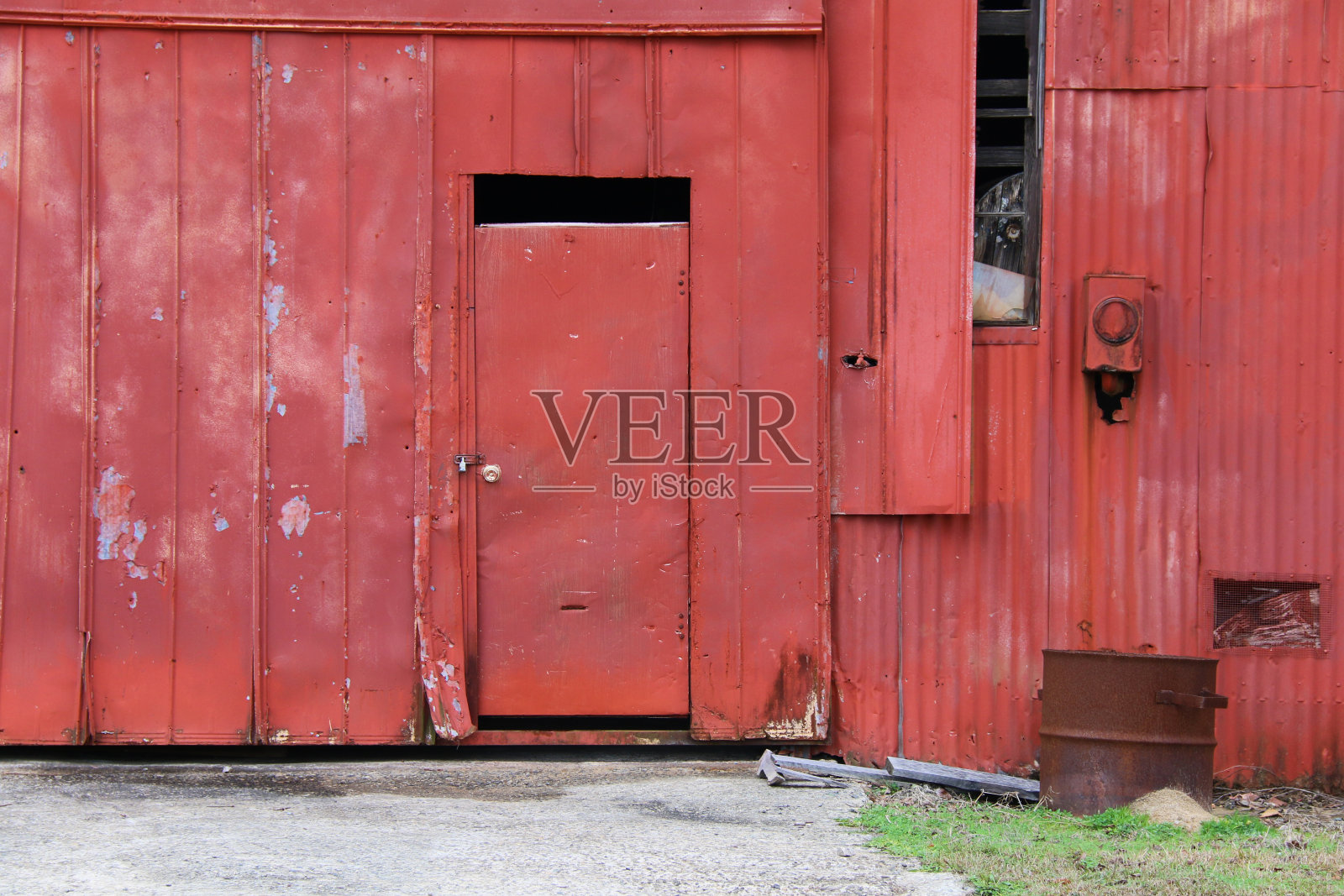 红谷仓，旧废弃的农场建筑，门桶照片摄影图片